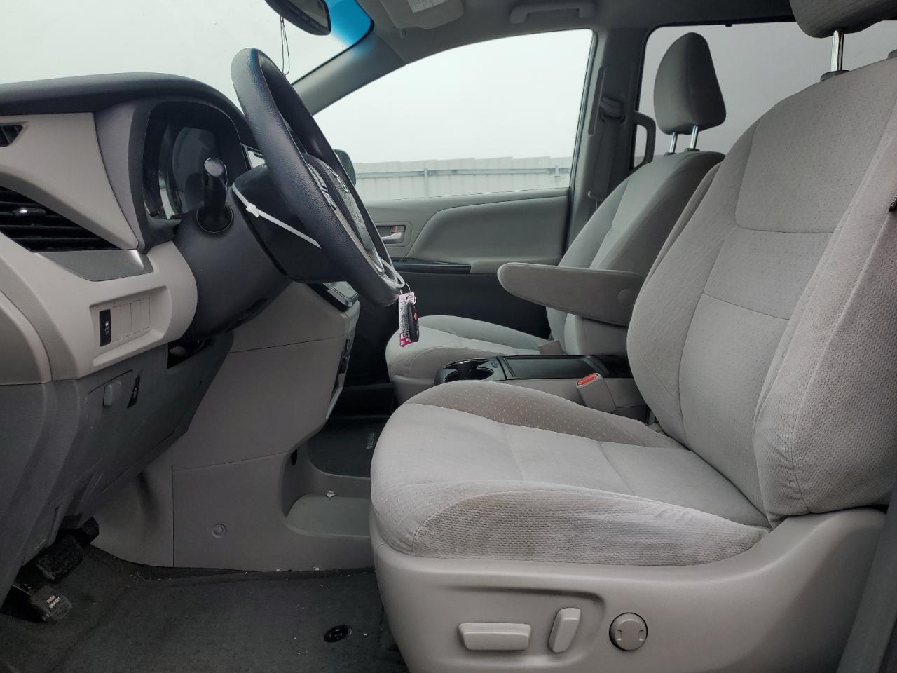 2015 TOYOTA SIENNA LE - Фото 7