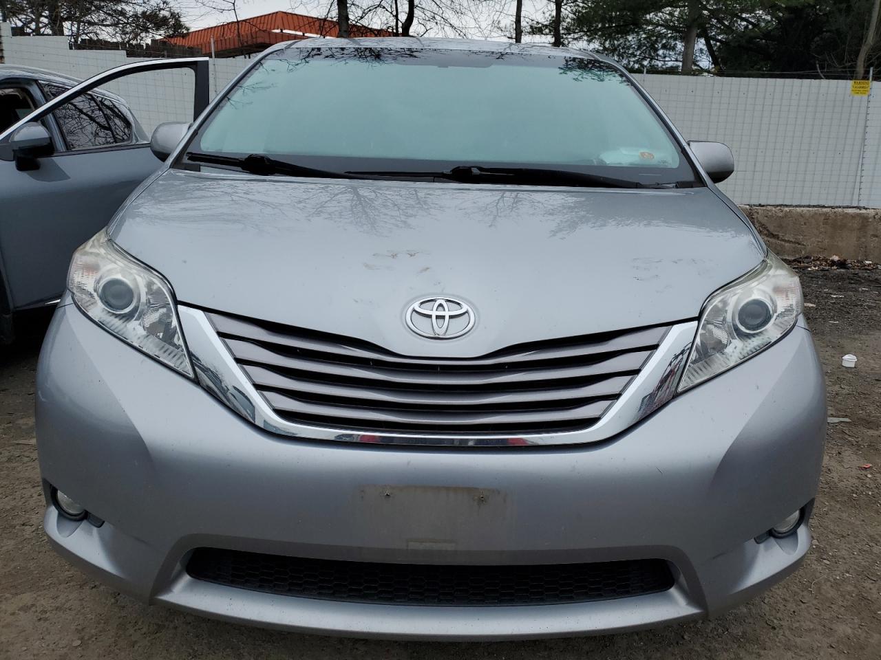 2015 TOYOTA SIENNA XLE - Фото 5