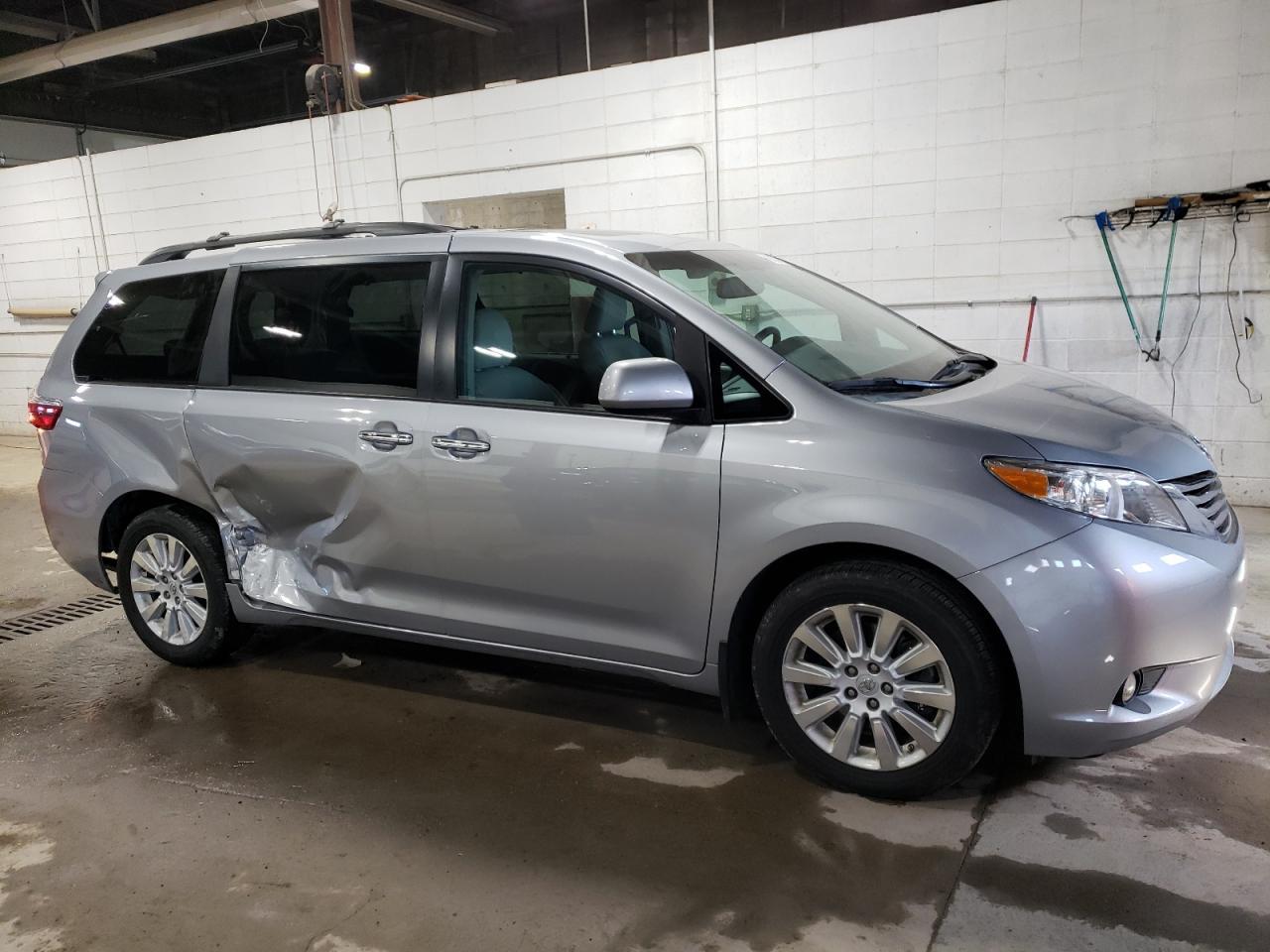 2015 TOYOTA SIENNA XLE - Image 4