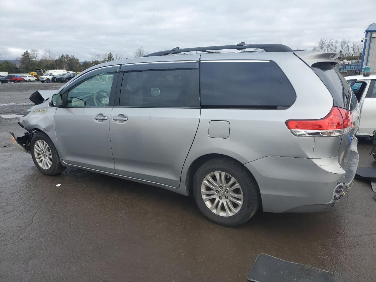 2013 TOYOTA SIENNA XLE - Image 2