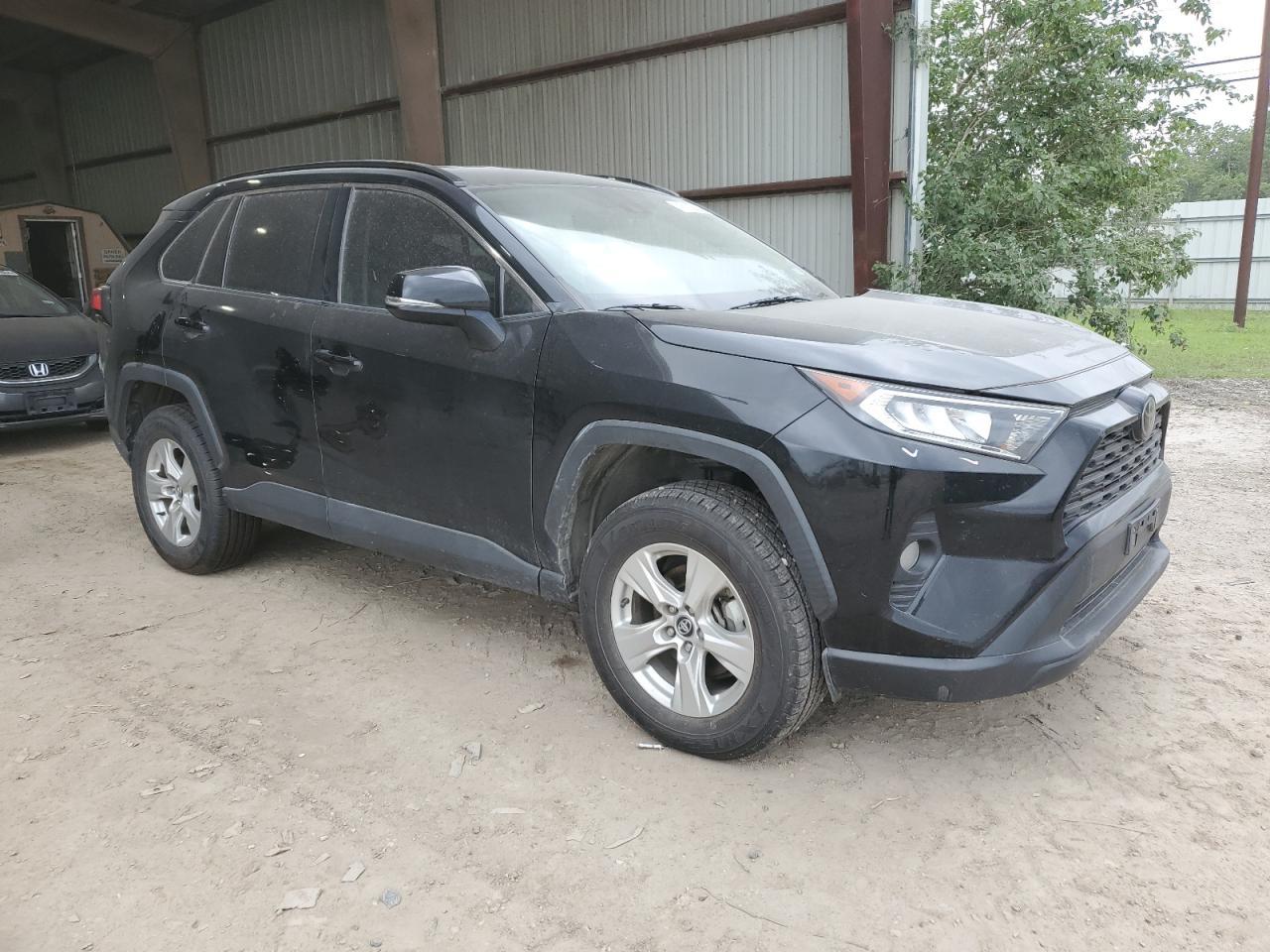2020 TOYOTA RAV4 XLE - Image 4