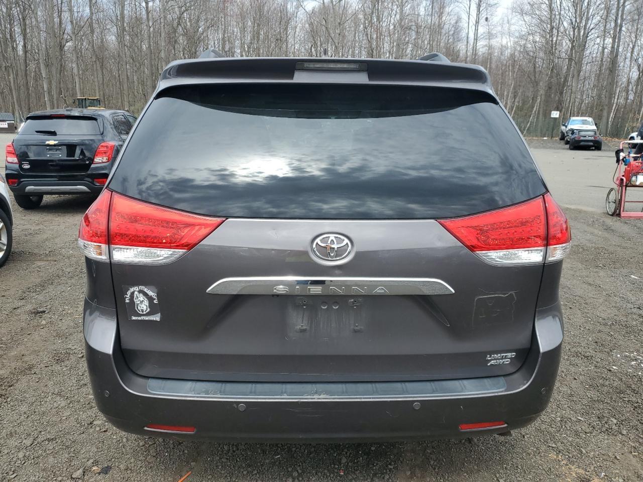 2013 TOYOTA SIENNA XLE - Image 6