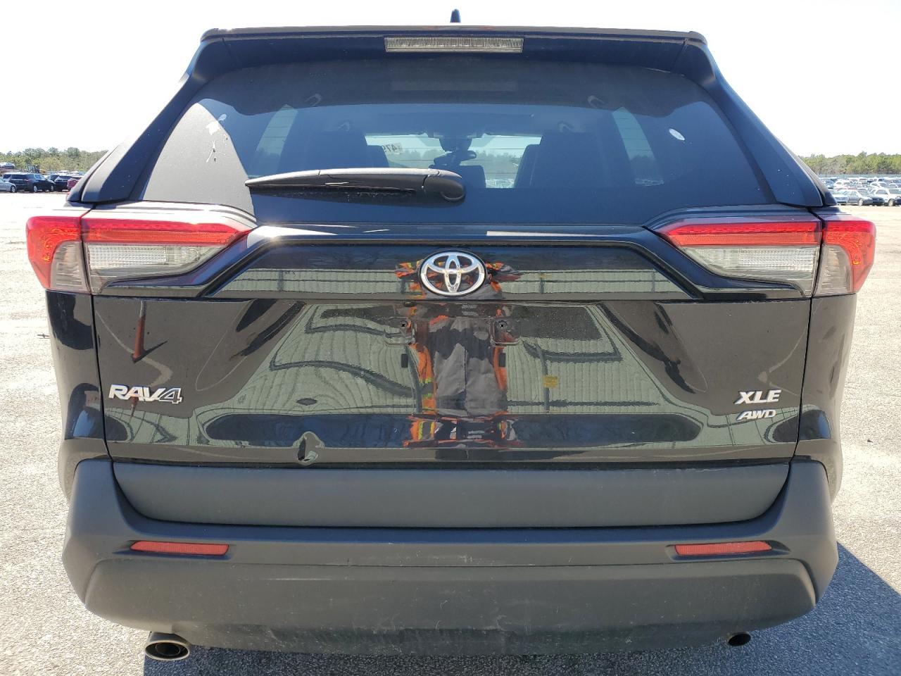 2020 TOYOTA RAV4 XLE P - Image 6