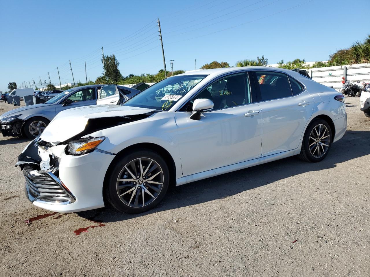 2023 TOYOTA CAMRY XLE car image