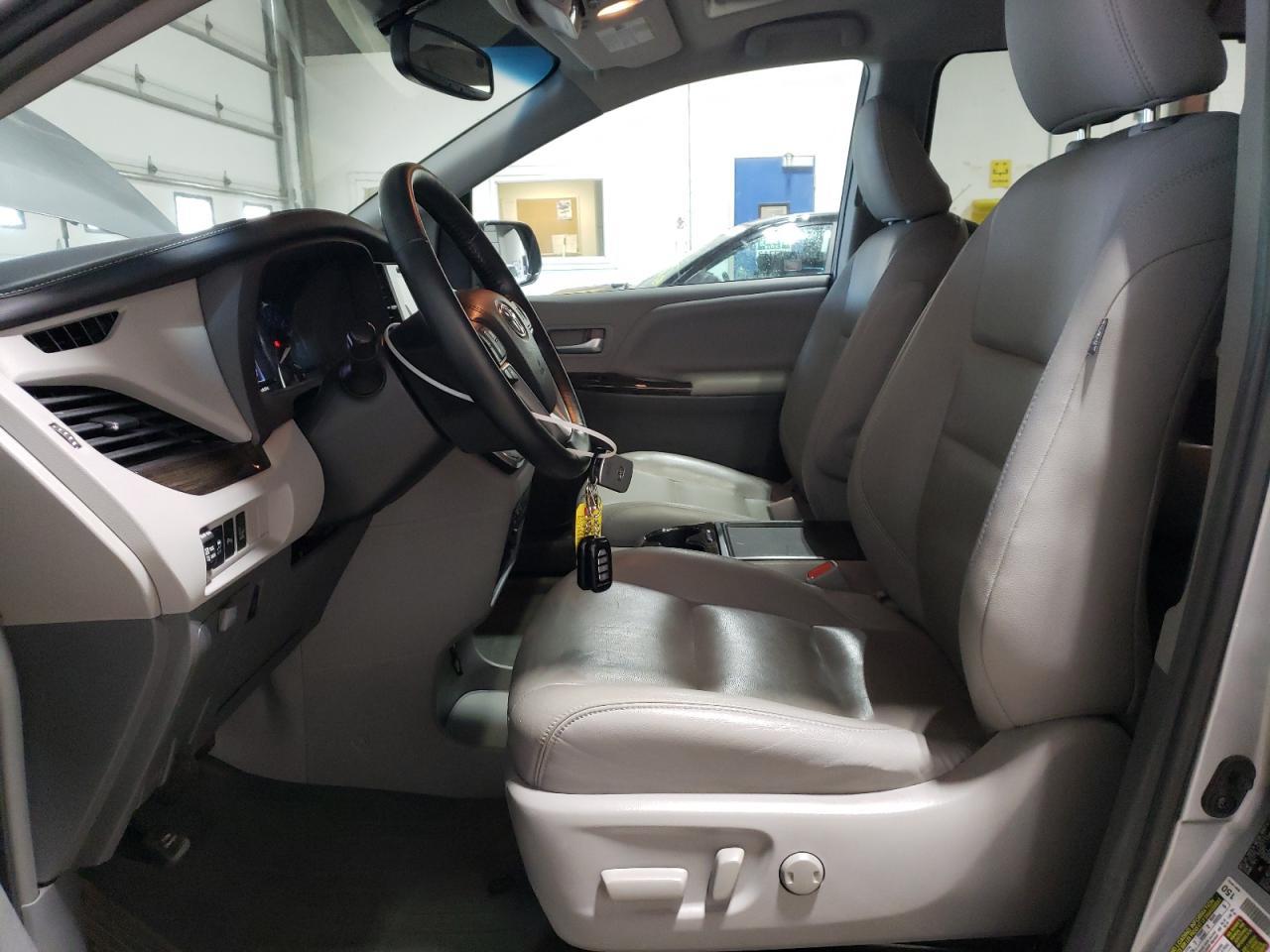 2015 TOYOTA SIENNA XLE - Image 7