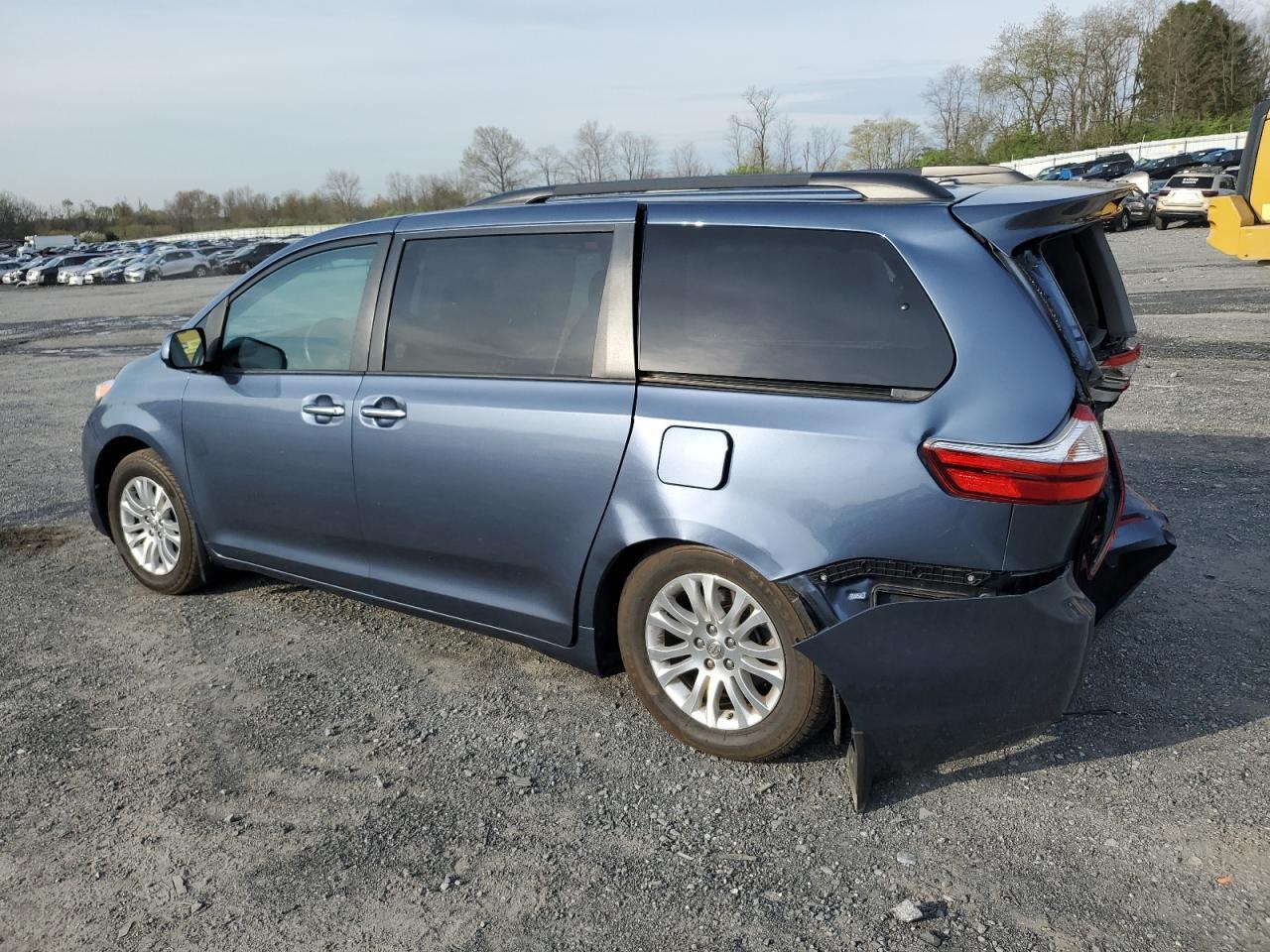2015 TOYOTA SIENNA XLE - Фото 2