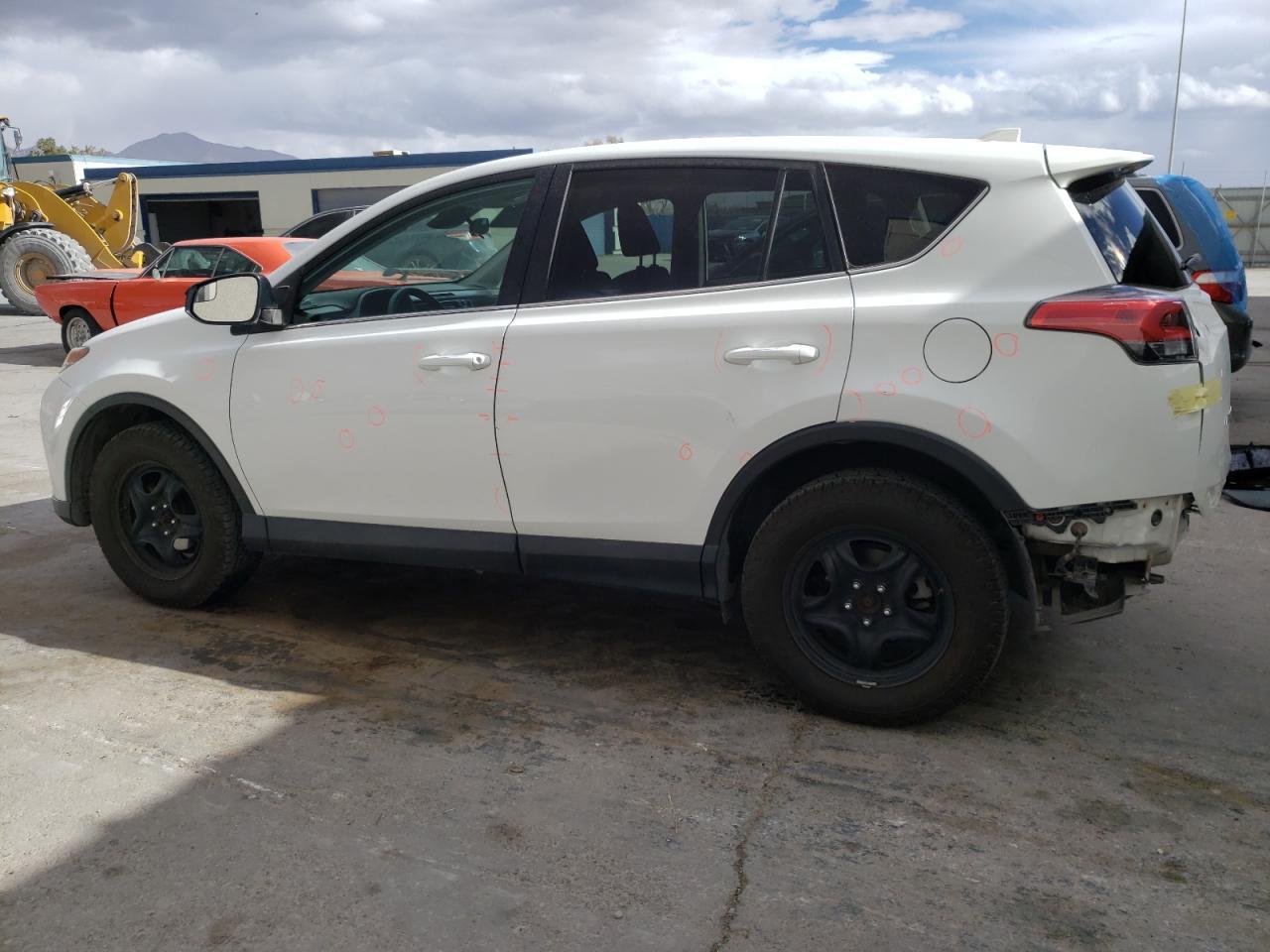 2018 TOYOTA RAV4 LE - Фото 2