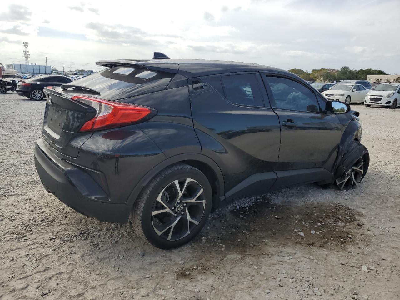 2022 TOYOTA C-HR XLE - Фото 3