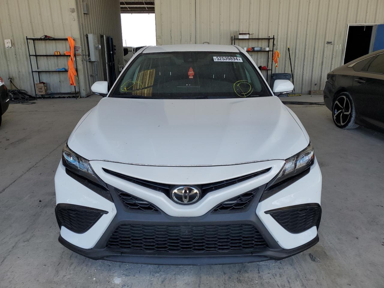 2021 TOYOTA CAMRY SE - Фото 5