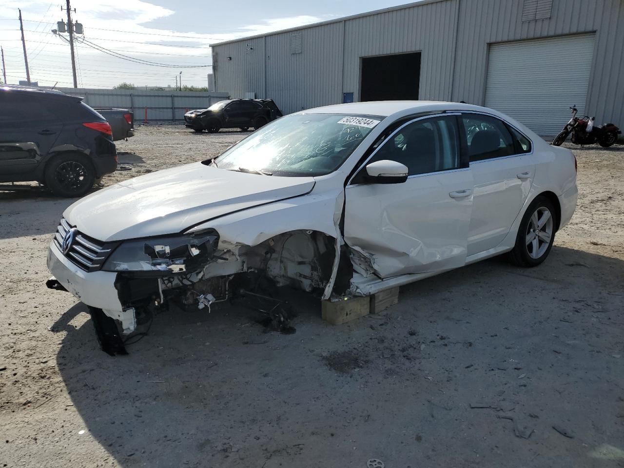 2013 VOLKSWAGEN PASSAT SE