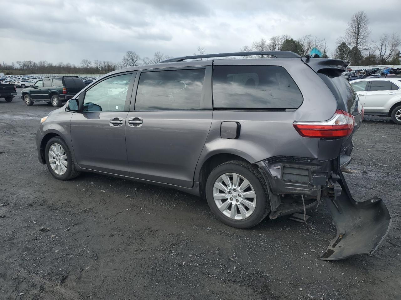 2015 TOYOTA SIENNA XLE - Фото 2