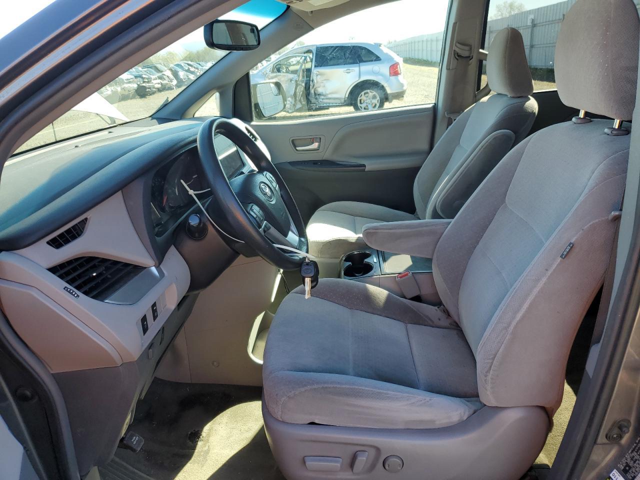 2015 TOYOTA SIENNA LE - Image 7