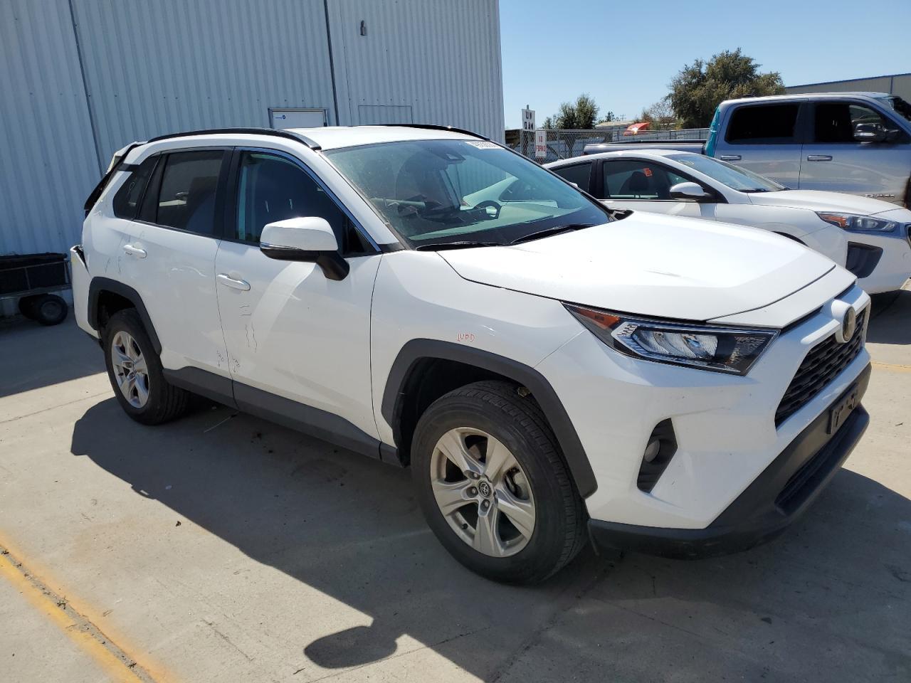 2020 TOYOTA RAV4 XLE - Image 4