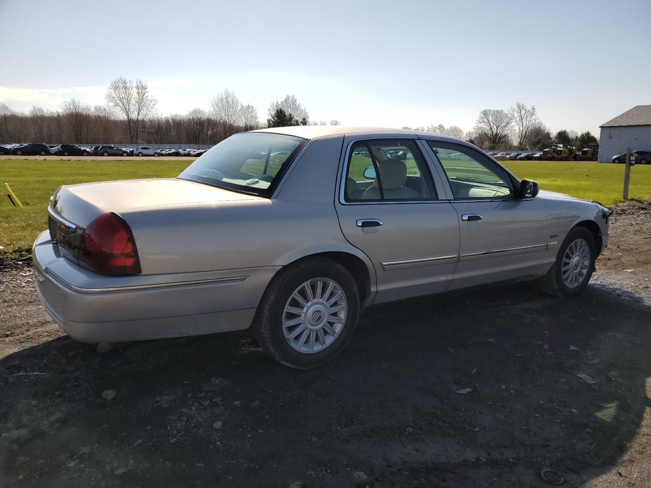 2010 MERCURY GRAND MARQ - Image 3