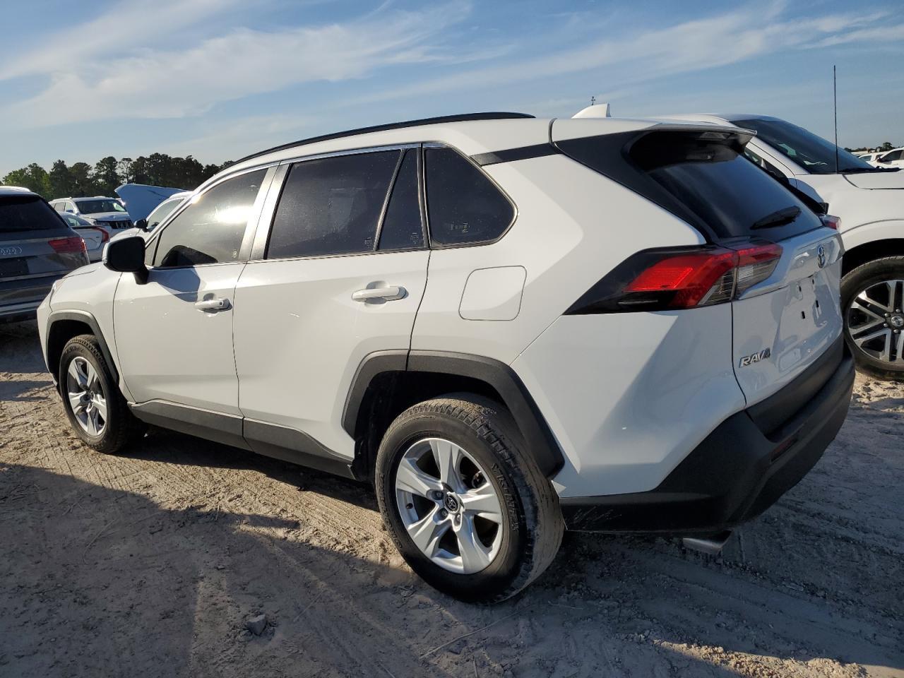 2020 TOYOTA RAV4 XLE - Фото 2
