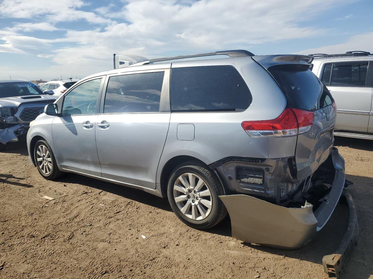 2011 TOYOTA SIENNA XLE - Фото 2