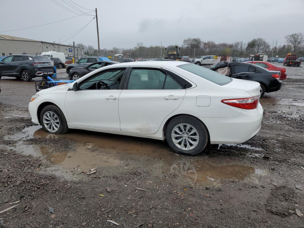 2017 TOYOTA CAMRY LE - Фото 2