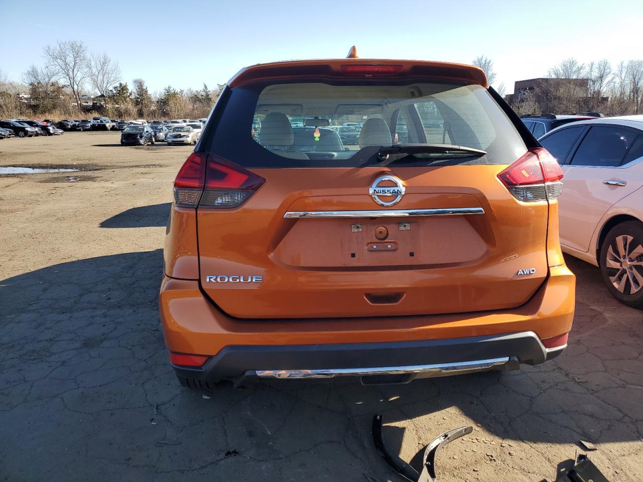 2017 NISSAN ROGUE SV - Image 6