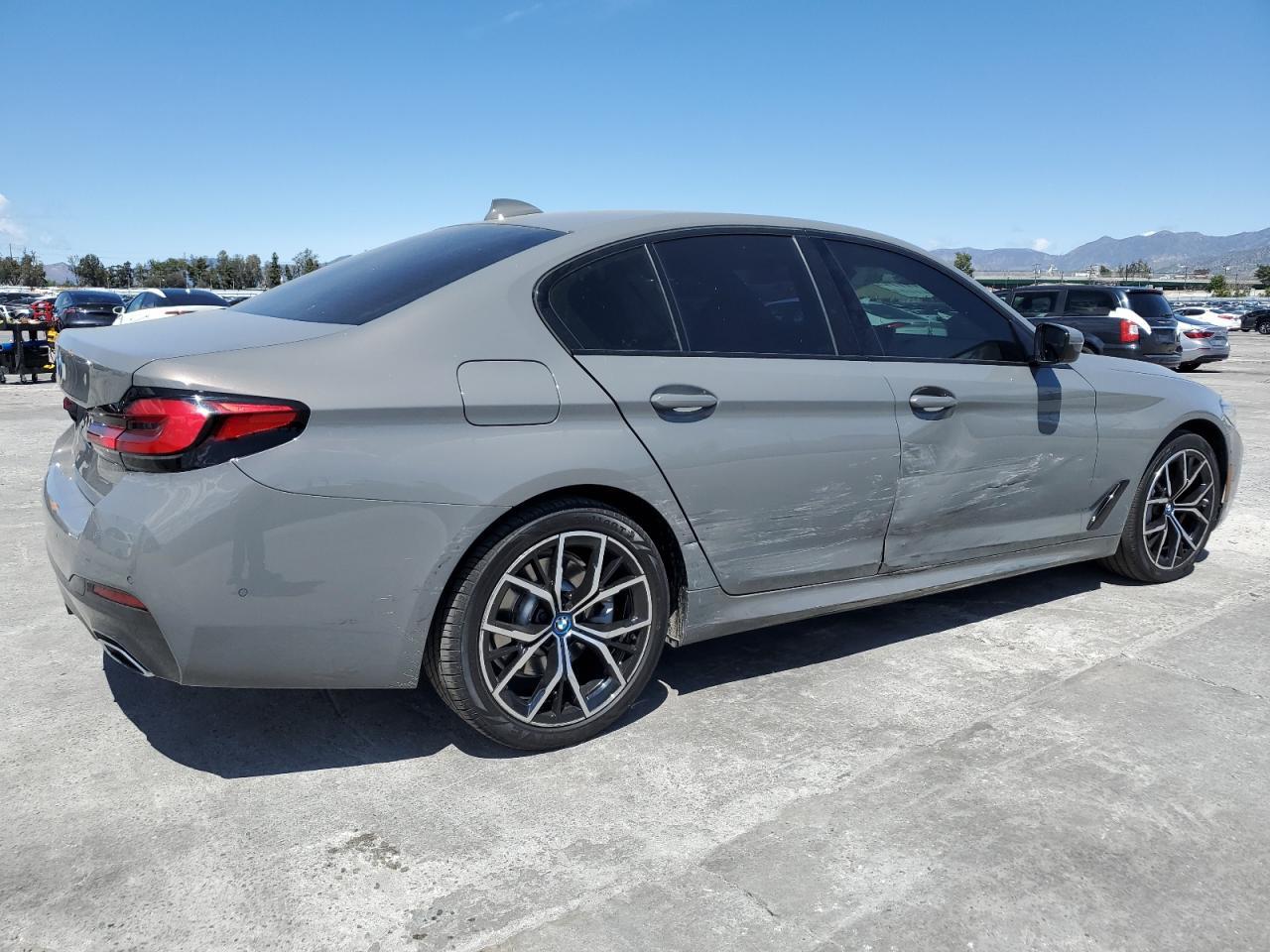2022 BMW 530E - Фото 3