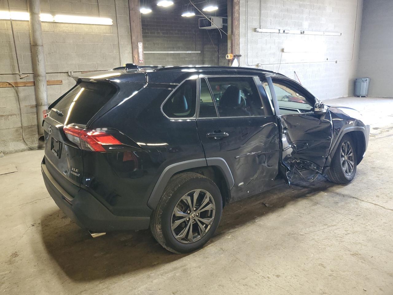 2022 TOYOTA RAV4 XLE P - Фото 3