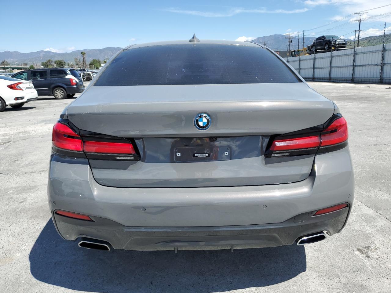 2022 BMW 530E - Фото 6