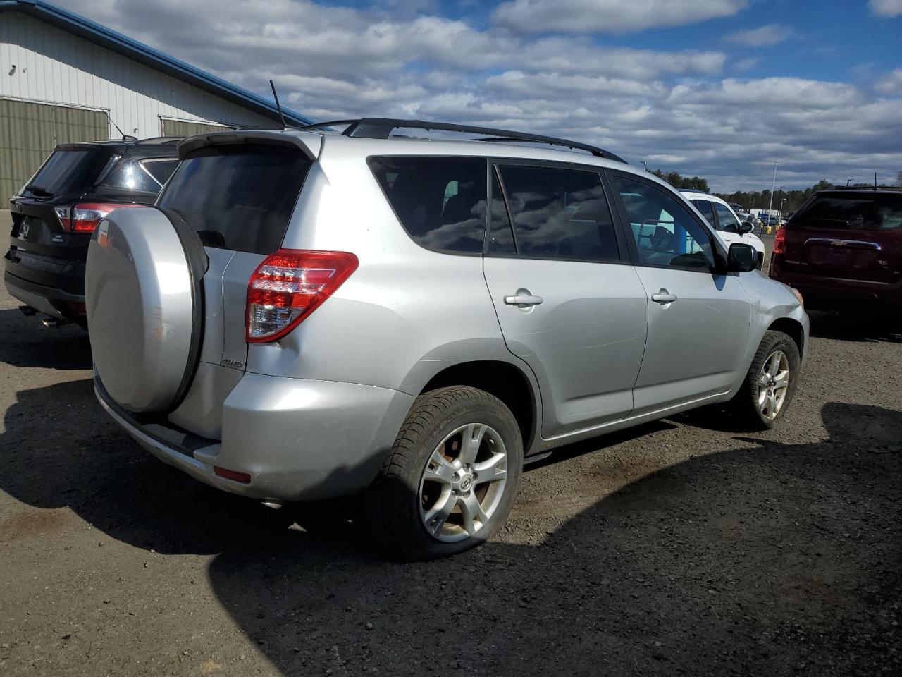 2011 TOYOTA RAV4 - Фото 3