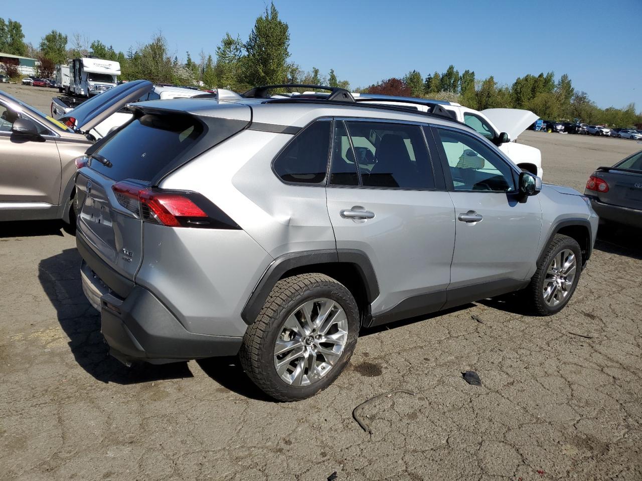 2019 TOYOTA RAV4 XLE P - Фото 3