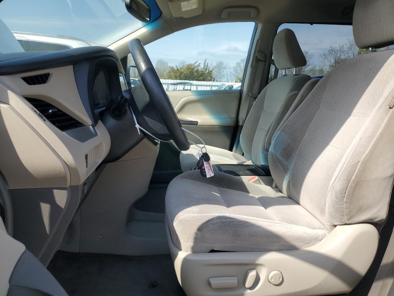 2015 TOYOTA SIENNA LE - Фото 7