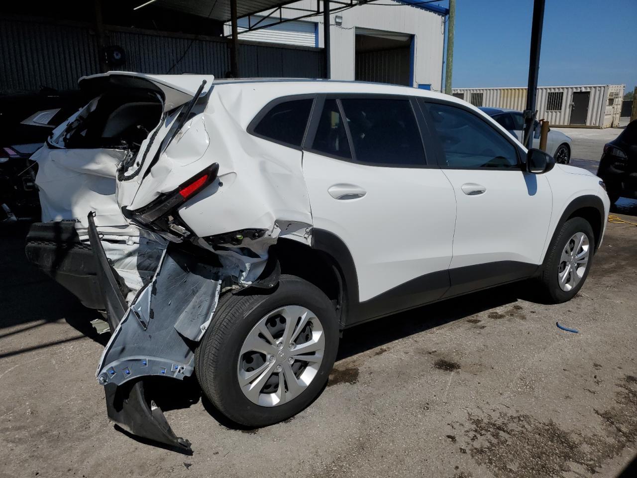 2024 CHEVROLET TRAX LS - Image 3