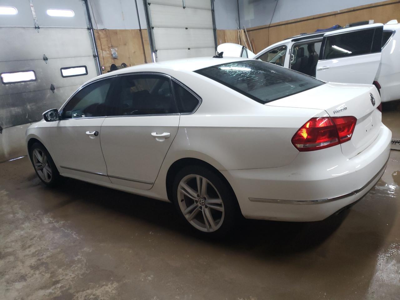 2014 VOLKSWAGEN PASSAT SEL - Фото 2