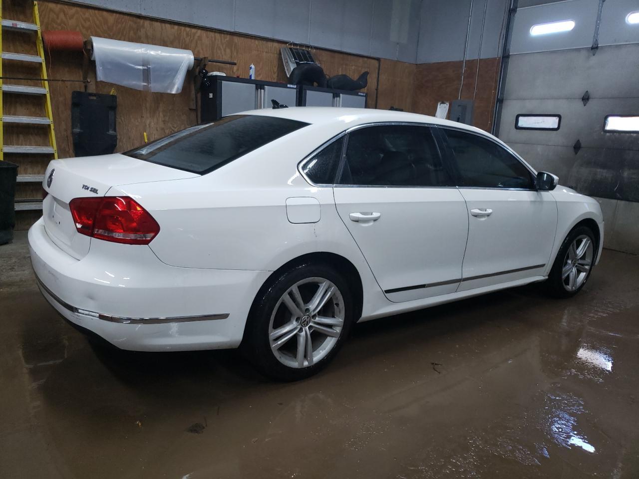 2014 VOLKSWAGEN PASSAT SEL - Фото 3