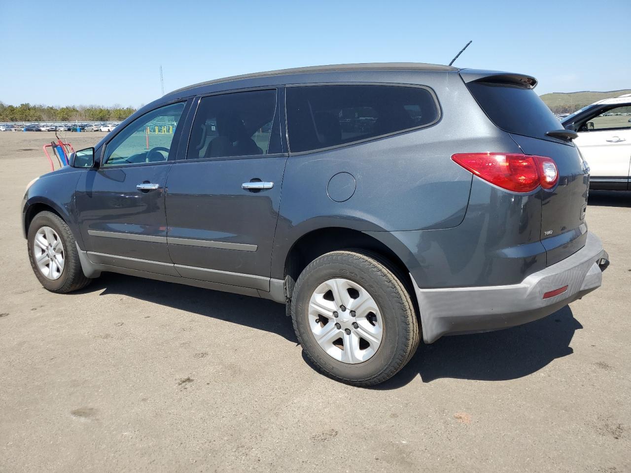 2012 CHEVROLET TRAVERSE L - Image 2