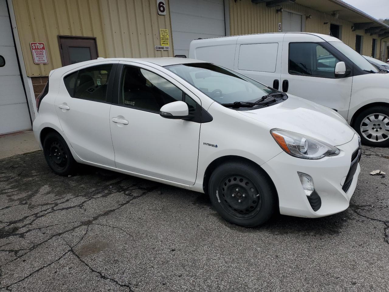 2016 TOYOTA PRIUS C - Фото 4