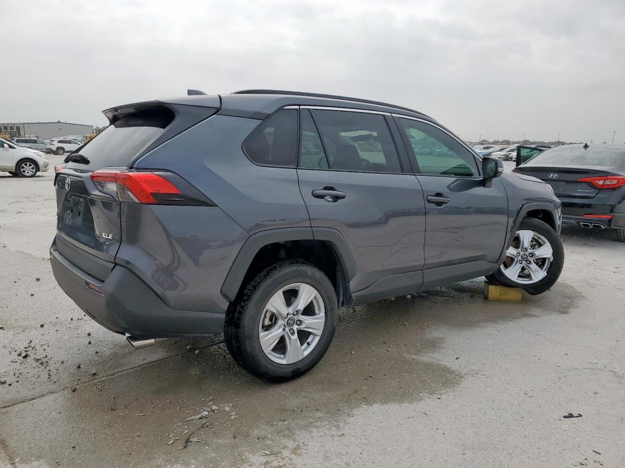 2020 TOYOTA RAV4 XLE - Image 3