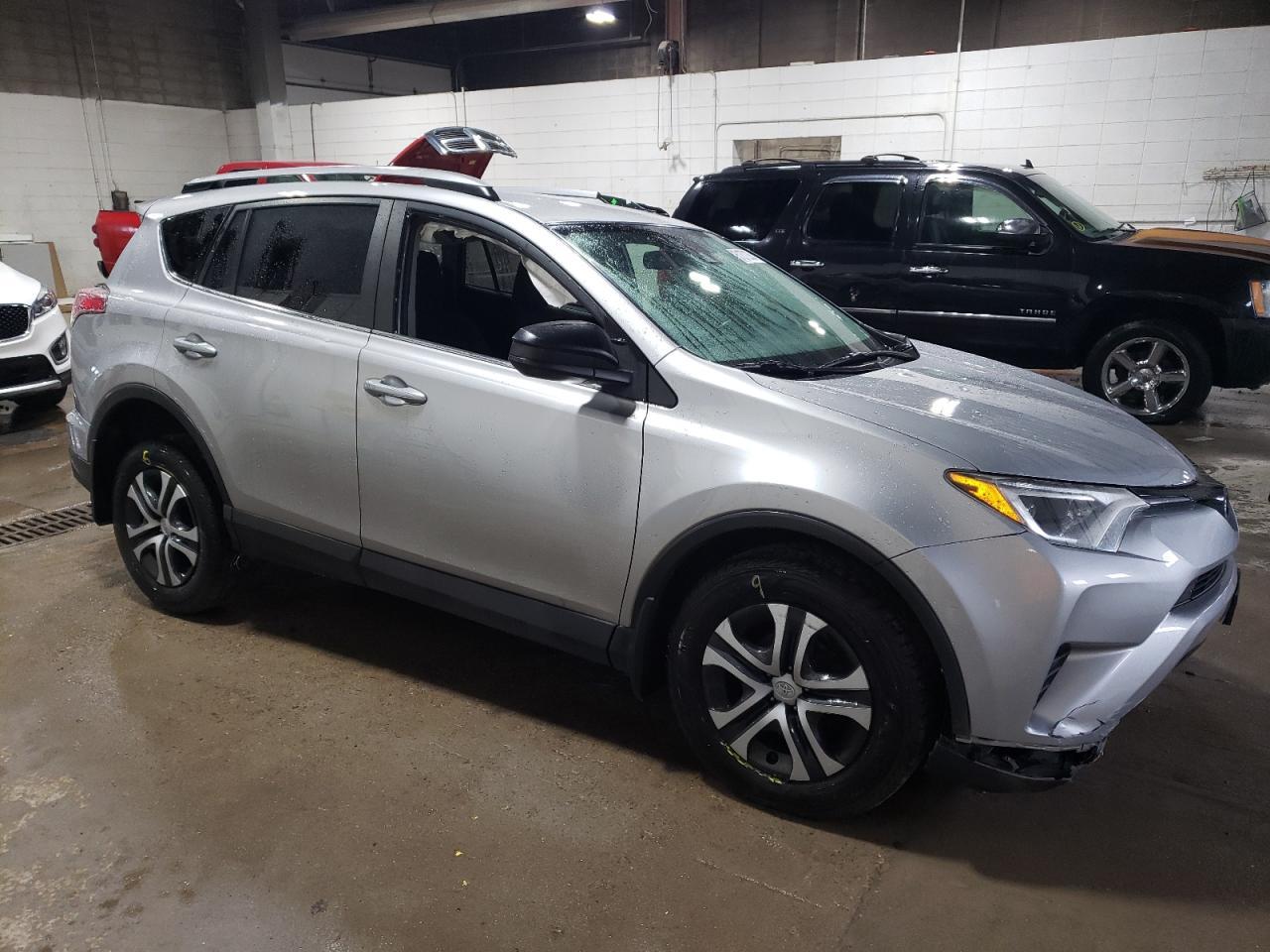 2017 TOYOTA RAV4 LE - Фото 4