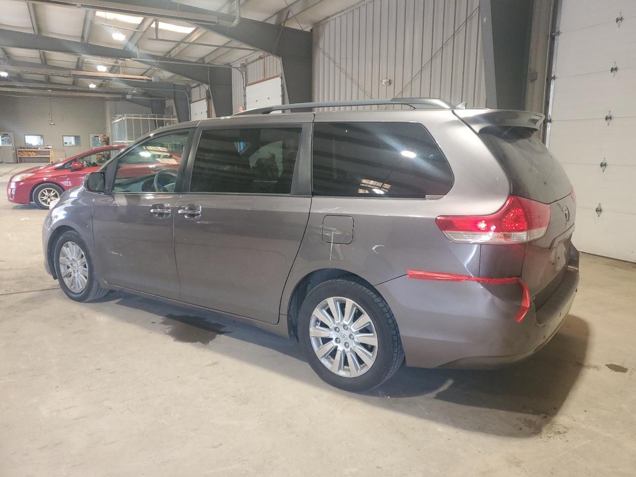 2011 TOYOTA SIENNA XLE - Фото 2