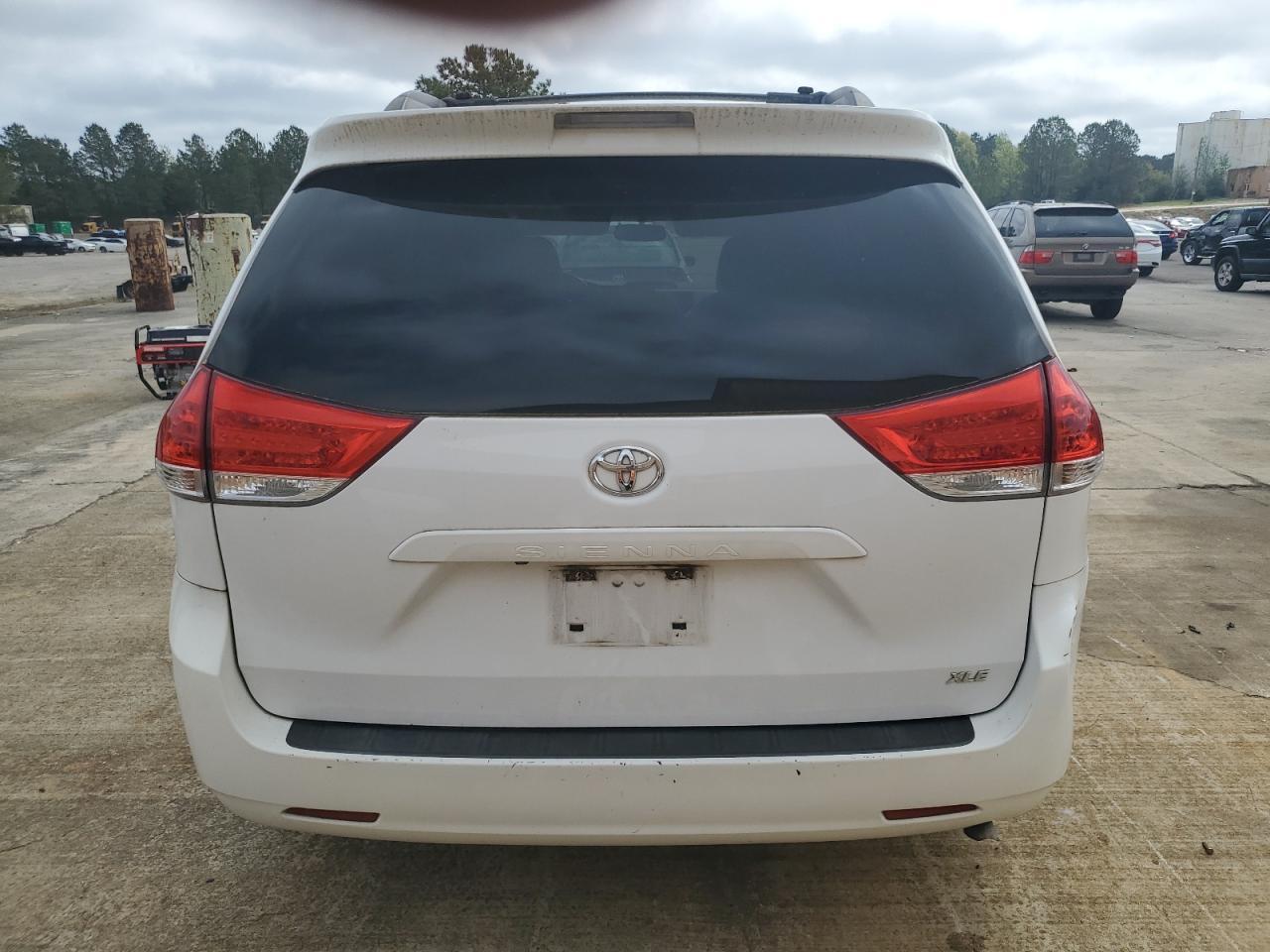 2013 TOYOTA SIENNA XLE - Image 6