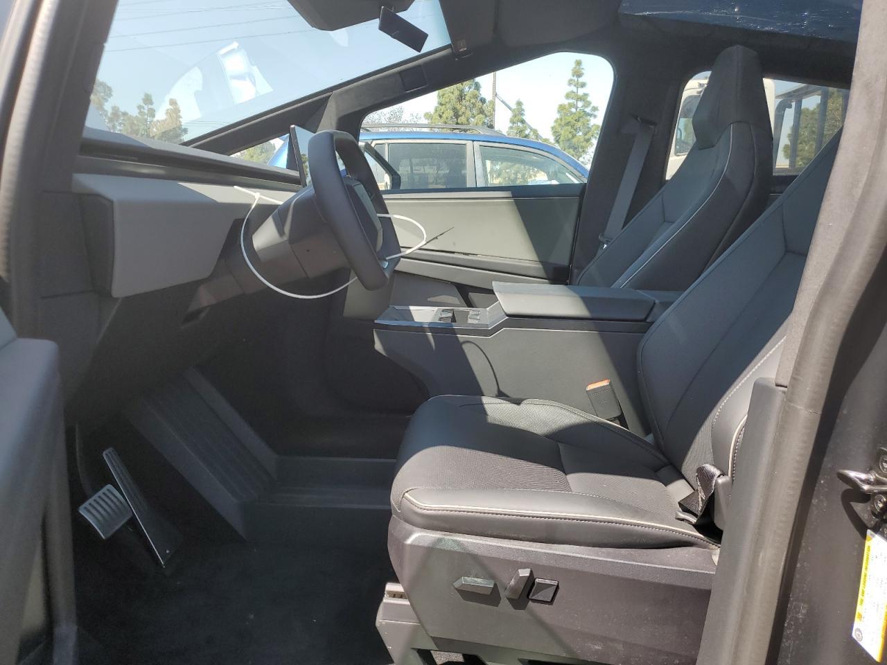 2024 TESLA CYBERTRUCK - Image 7