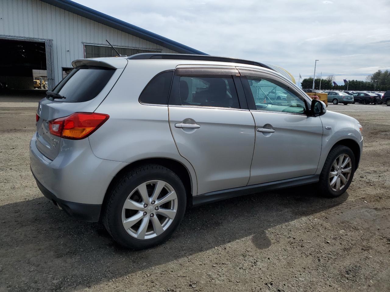 2015 MITSUBISHI OUTLANDER - Image 3