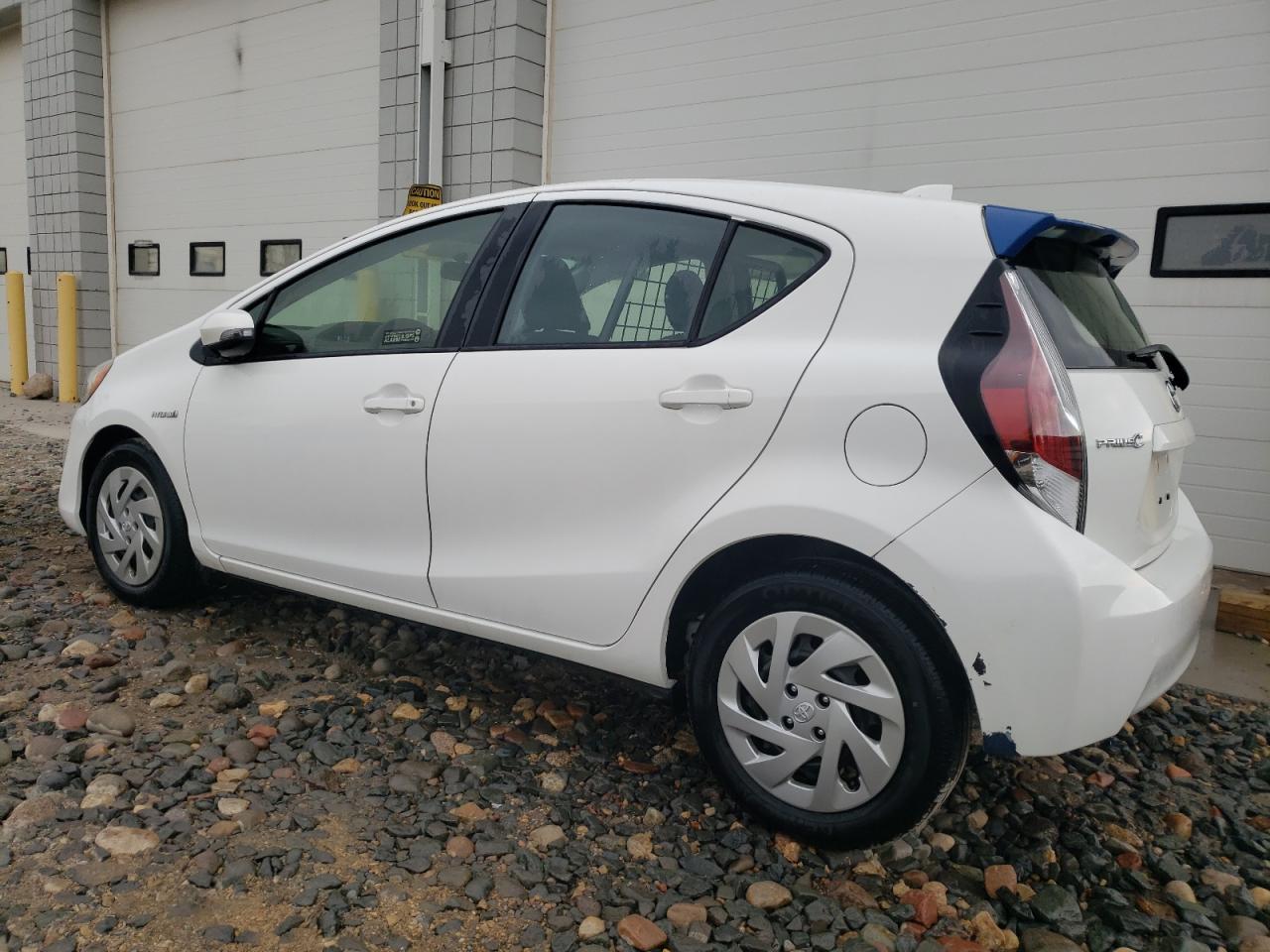 2016 TOYOTA PRIUS C - Image 2