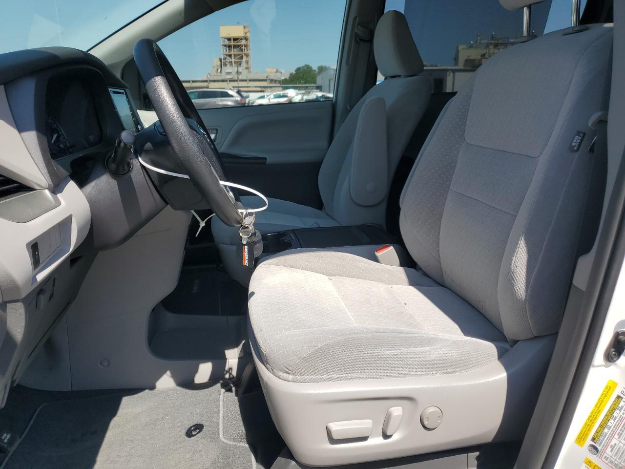 2019 TOYOTA SIENNA LE - Фото 7