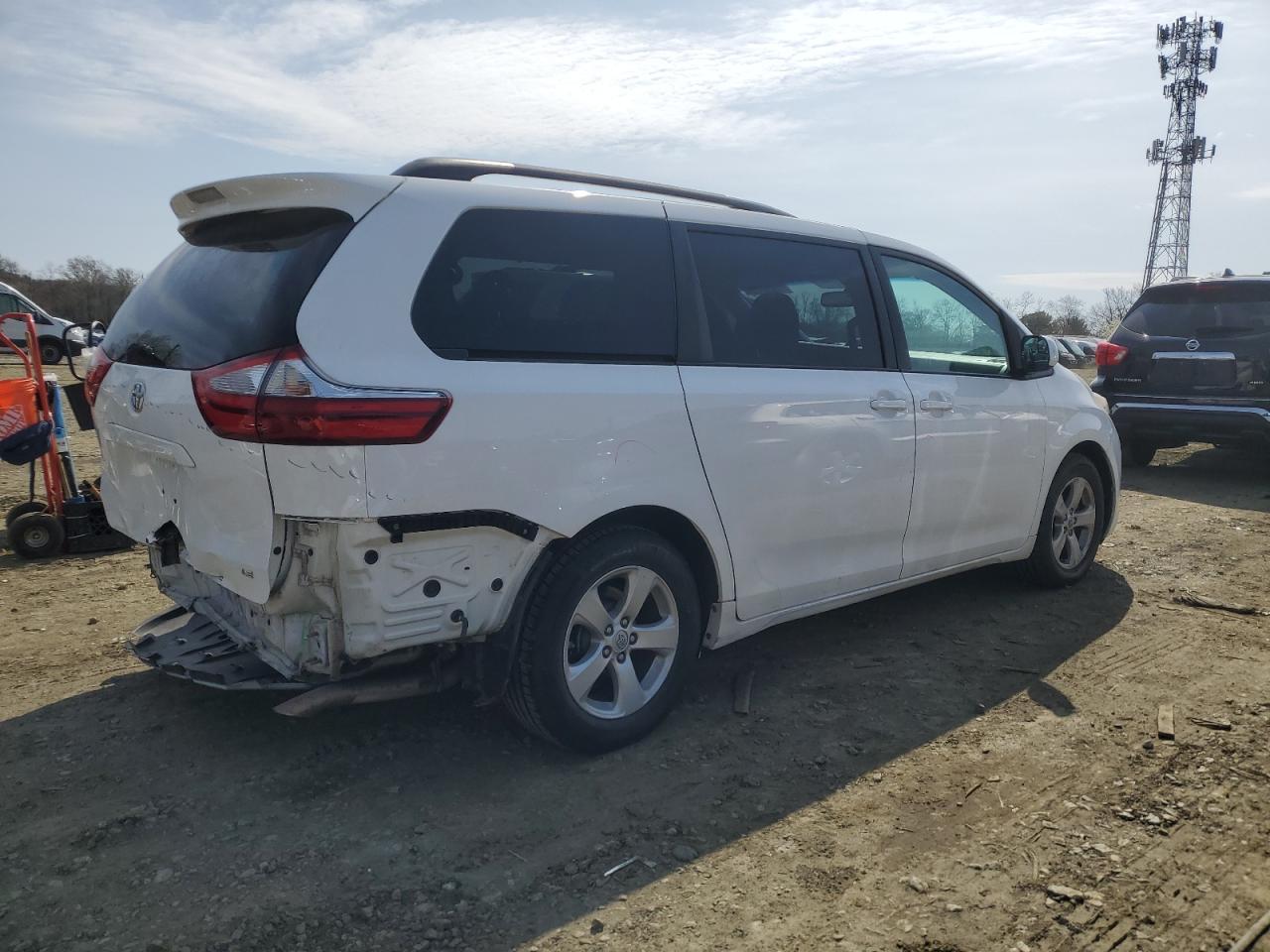 2015 TOYOTA SIENNA LE - Фото 3