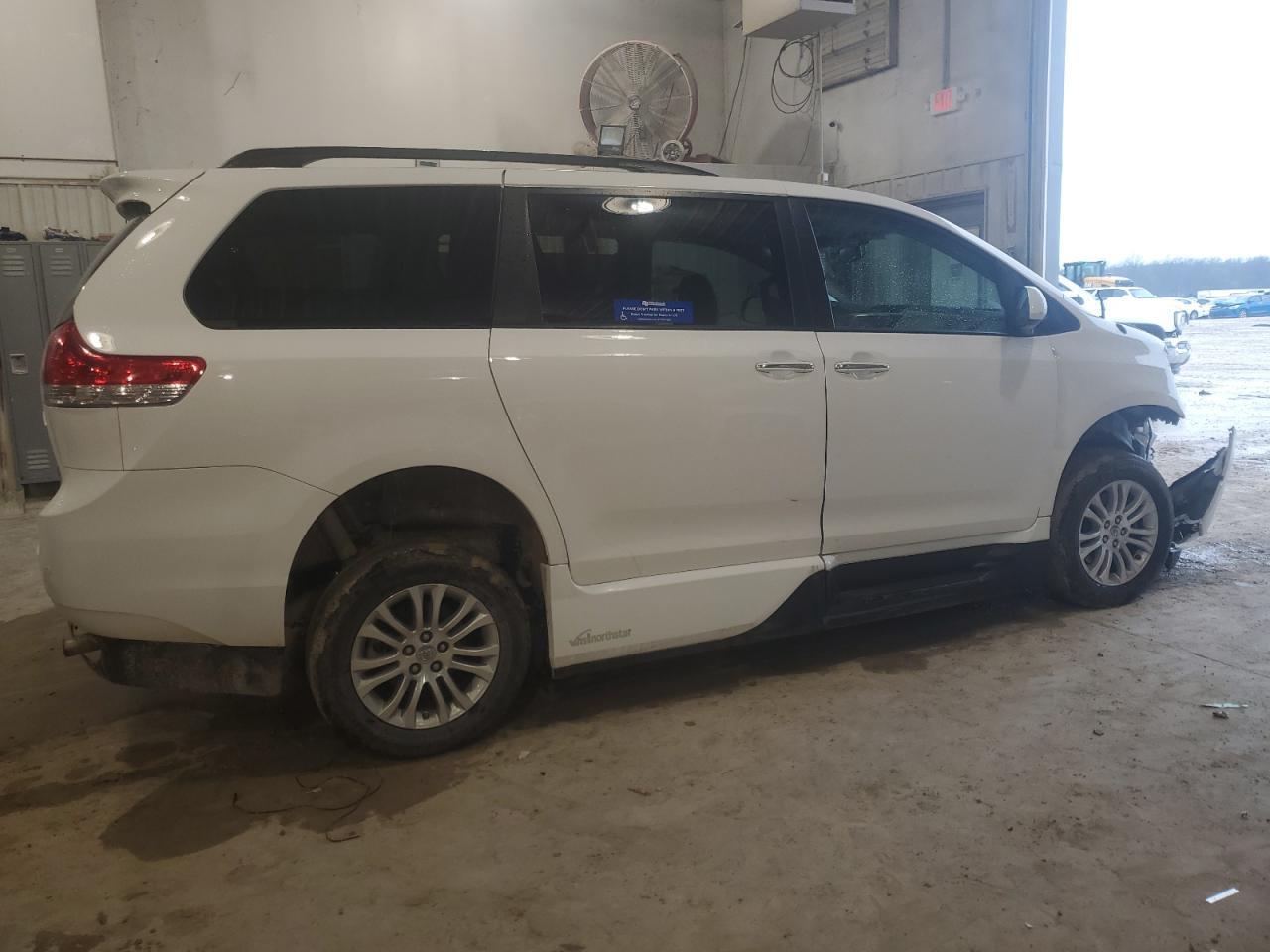 2013 TOYOTA SIENNA XLE - Image 3