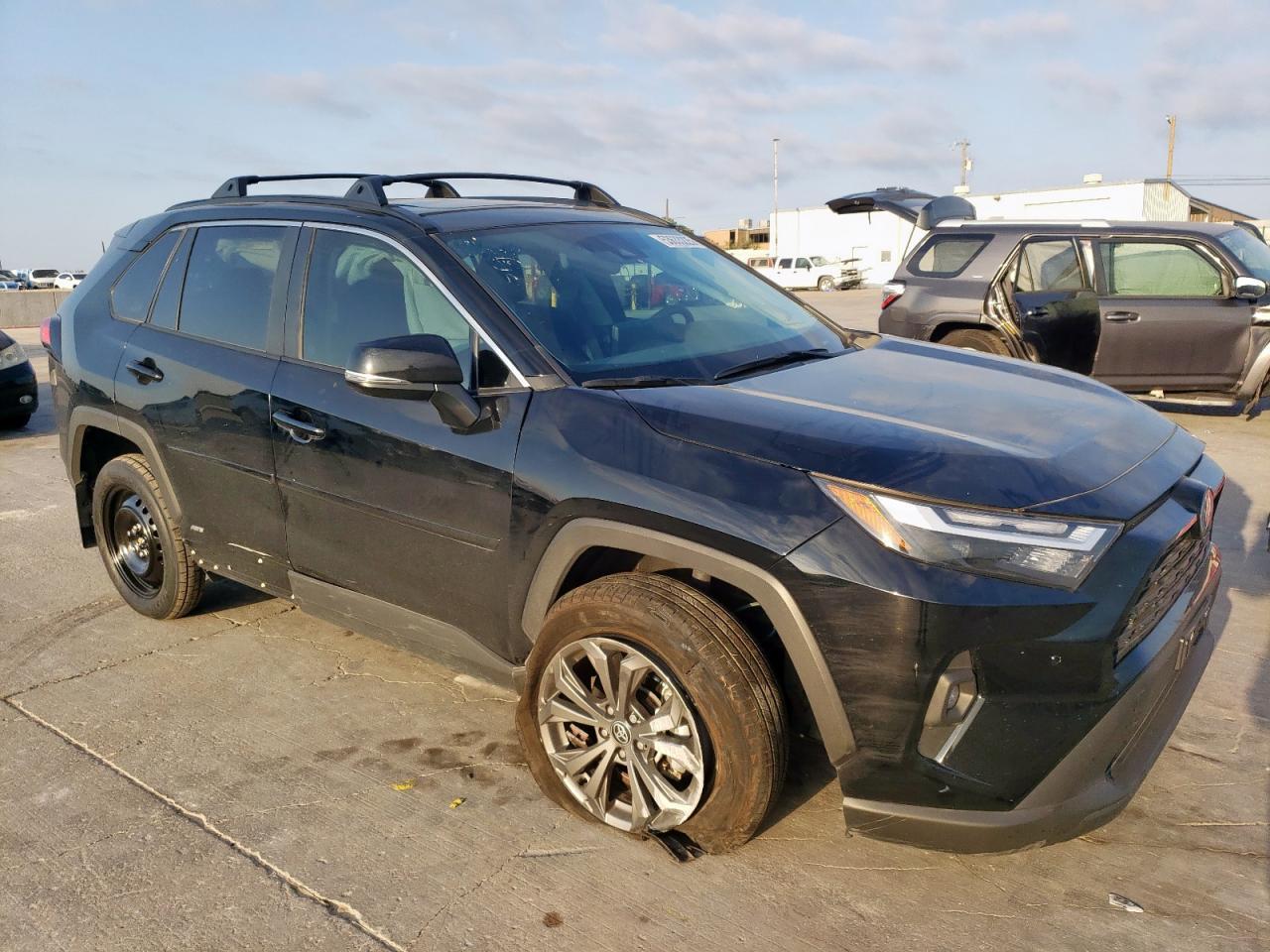 2024 TOYOTA RAV4 XLE P - Фото 4