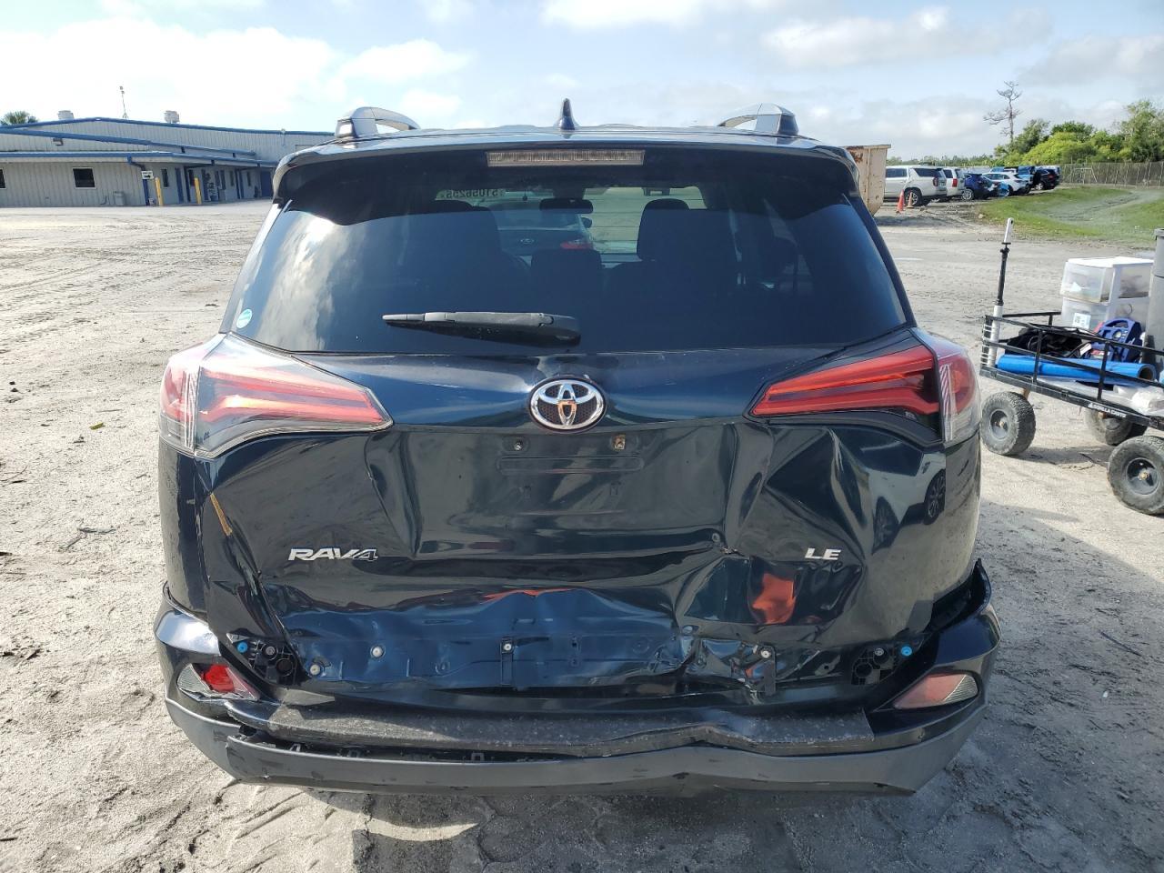 2017 TOYOTA RAV4 LE - Фото 6