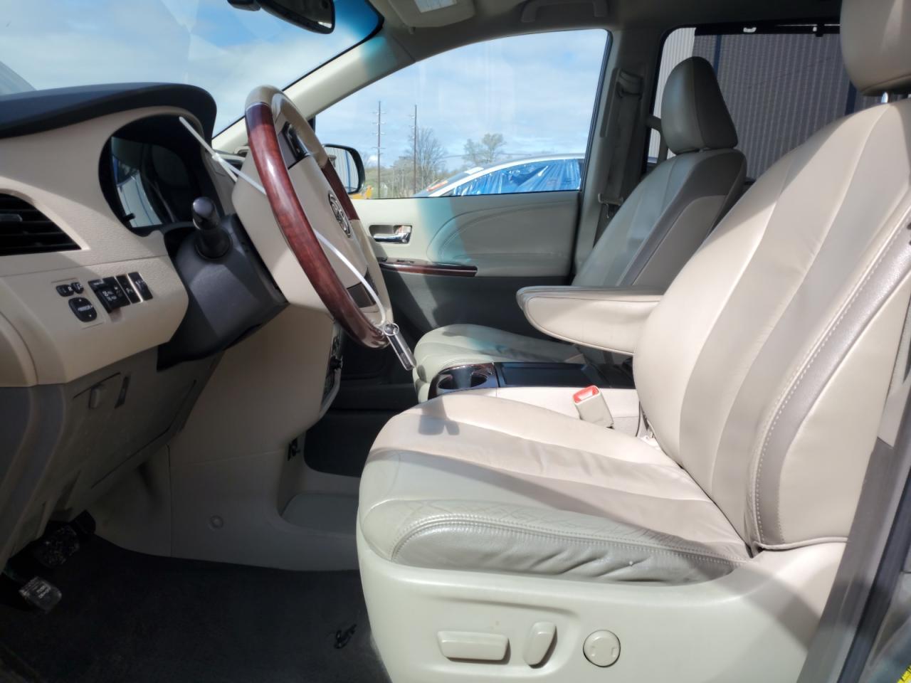 2011 TOYOTA SIENNA XLE - Фото 7