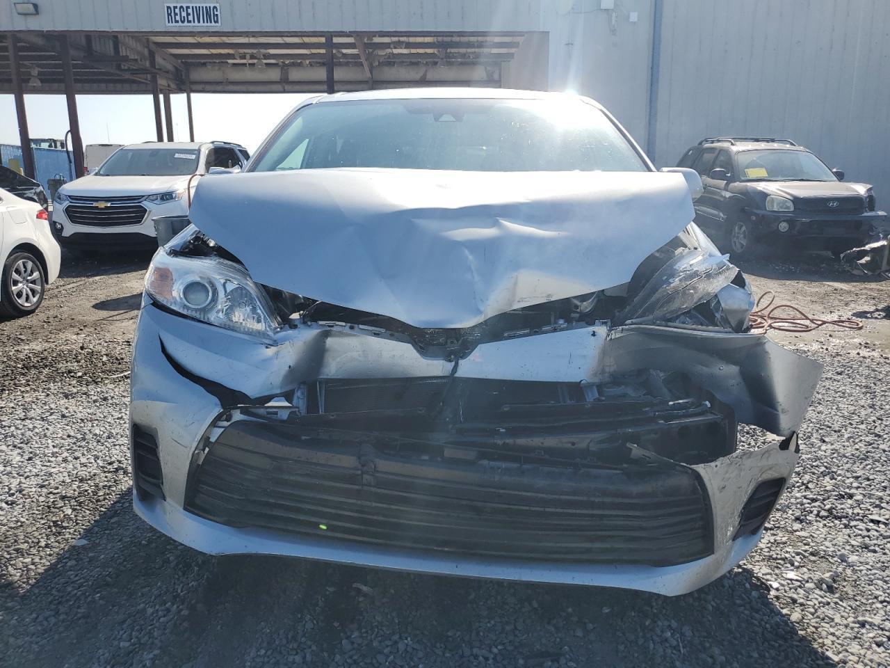 2019 TOYOTA SIENNA LE - Фото 5