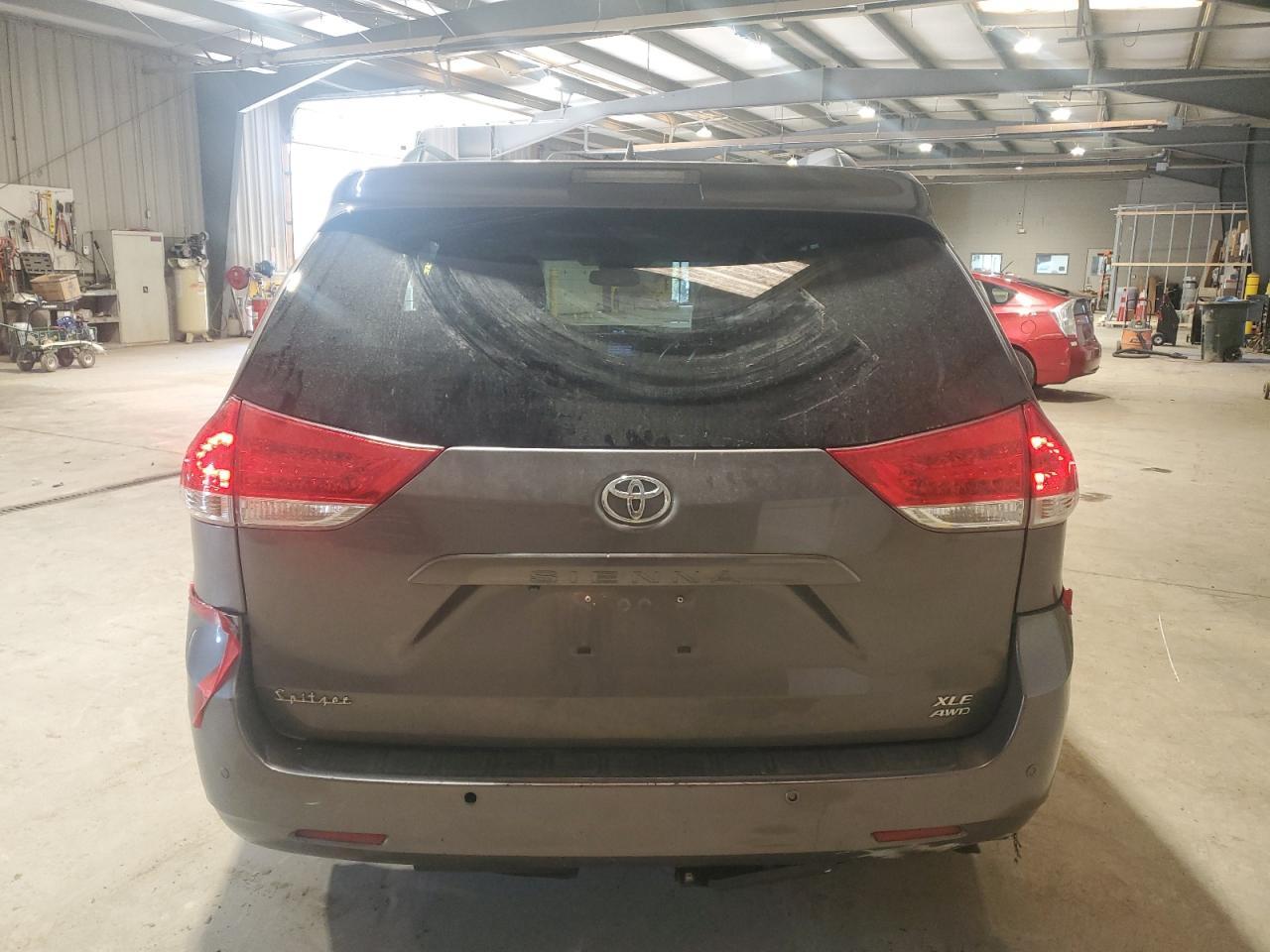 2011 TOYOTA SIENNA XLE - Фото 6