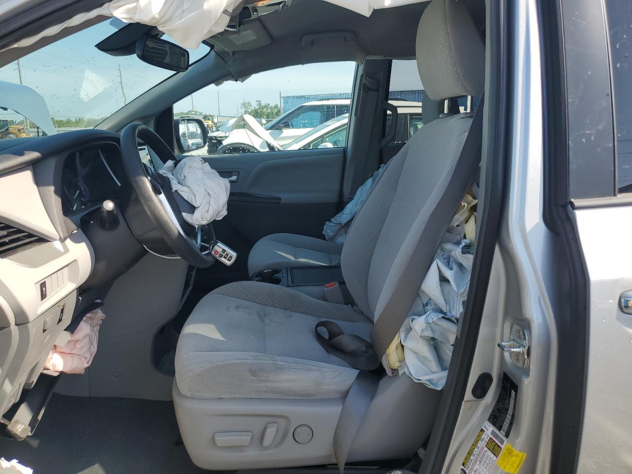 2019 TOYOTA SIENNA LE - Фото 7
