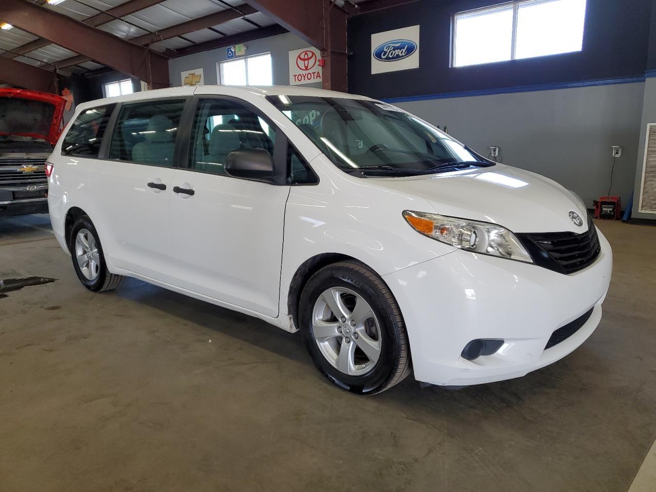2015 TOYOTA SIENNA - Фото 4